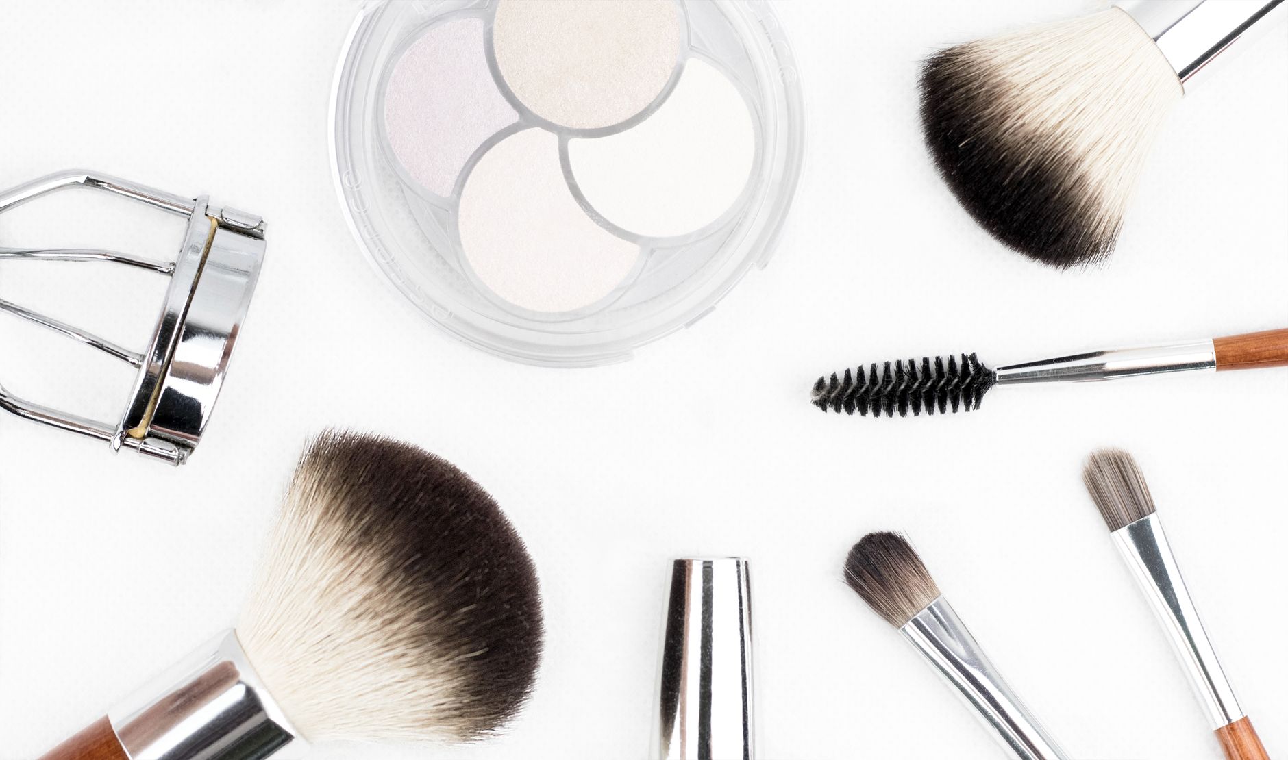 Pinceaux et accessoires de maquillage posés à plat