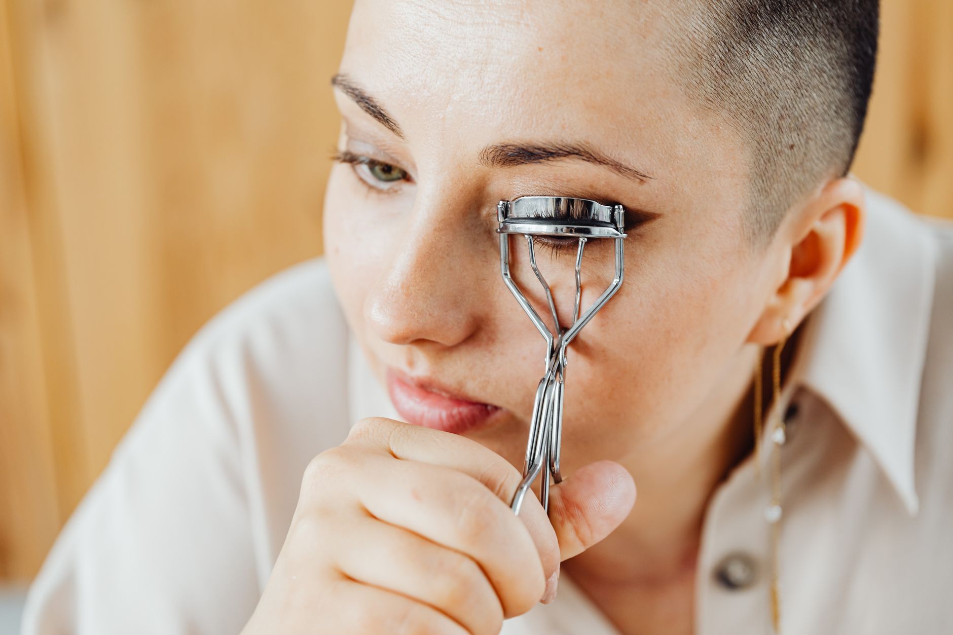 Application d un recourbe-cils avant le maquillage des yeux