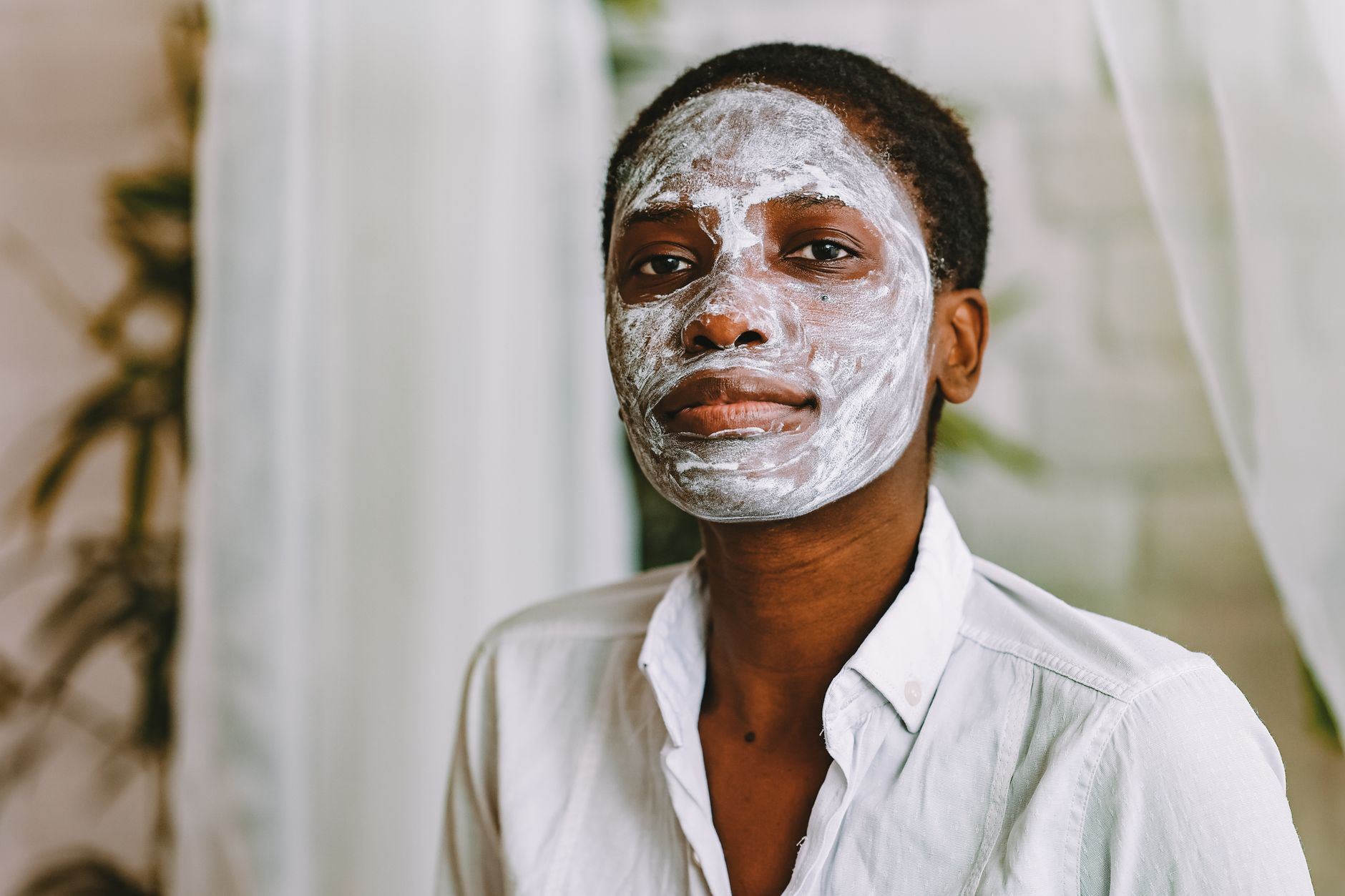 Femme applique un soin sur une peau grasse