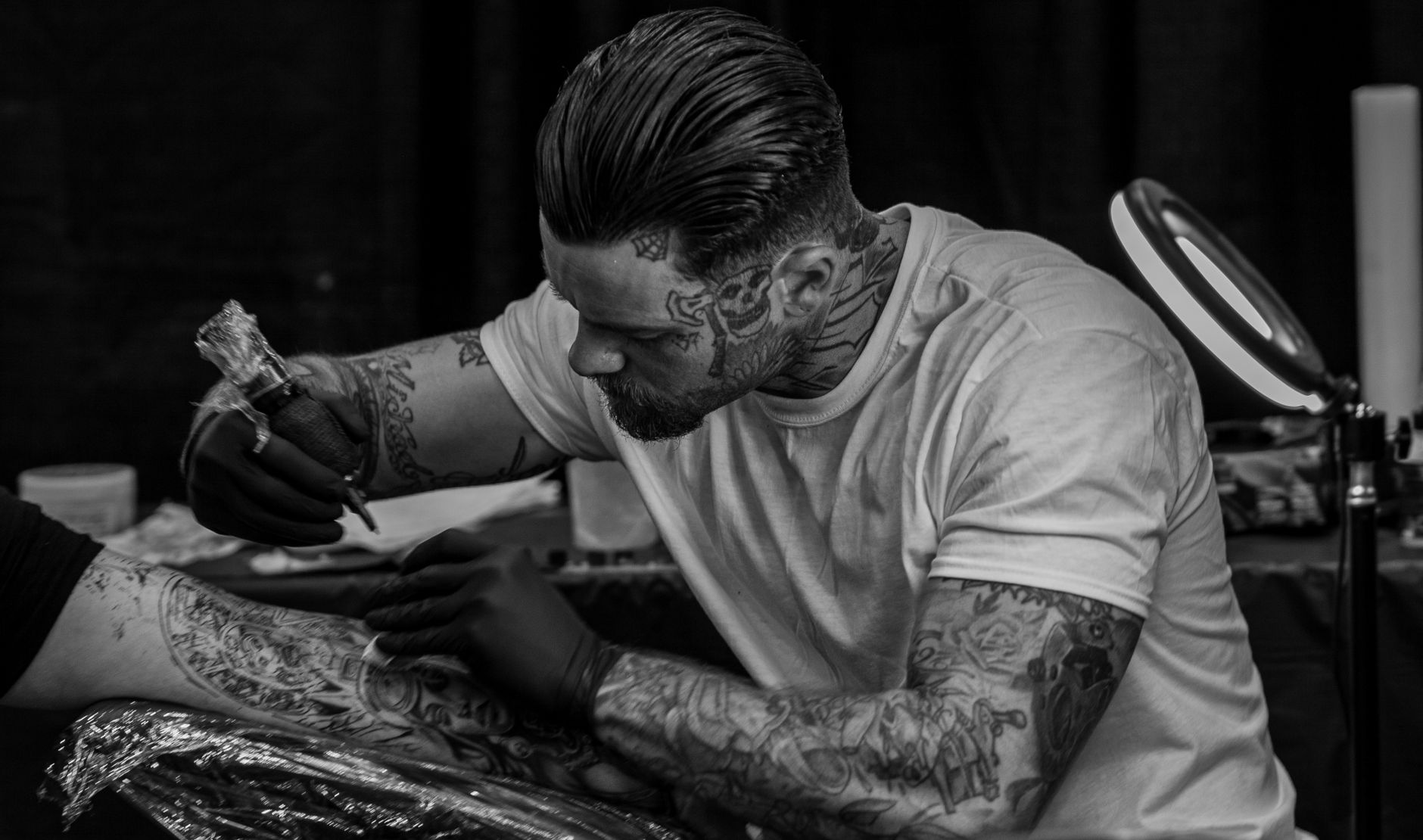 Tatoueur en train d'encrer un motif discret