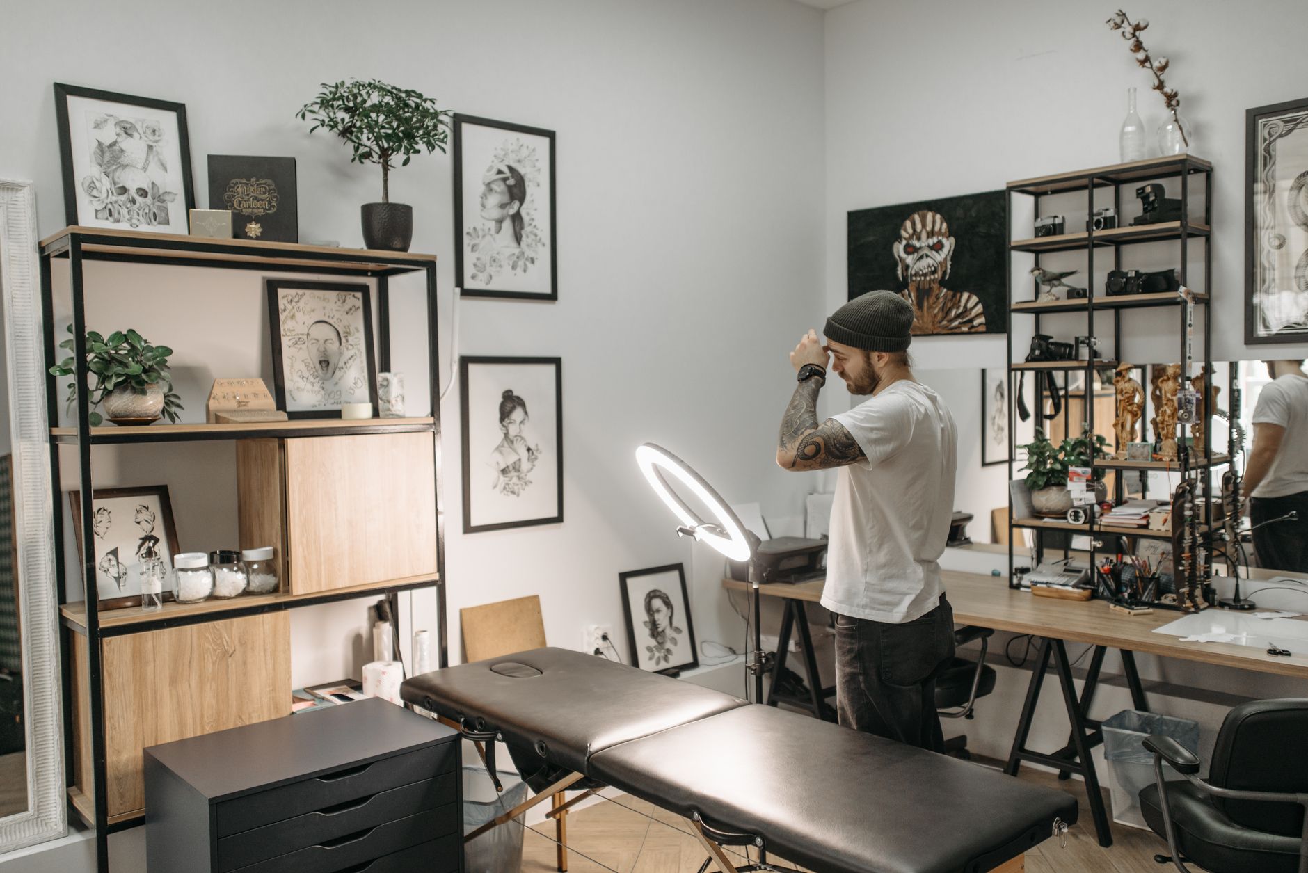 Tatoueur entouré de son matériel dans un studio moderne