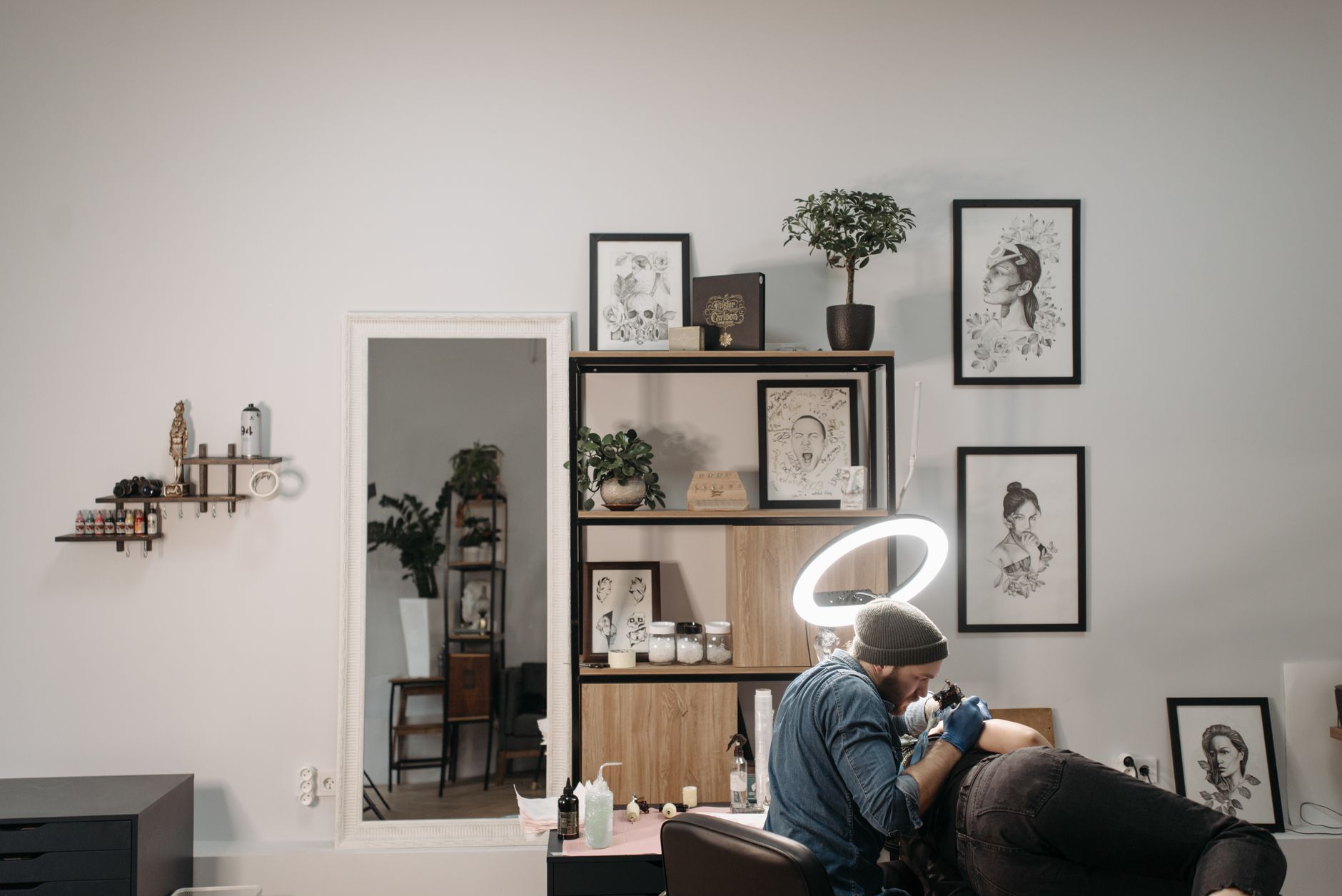 Tatoueur concentré pendant une séance de tatouage