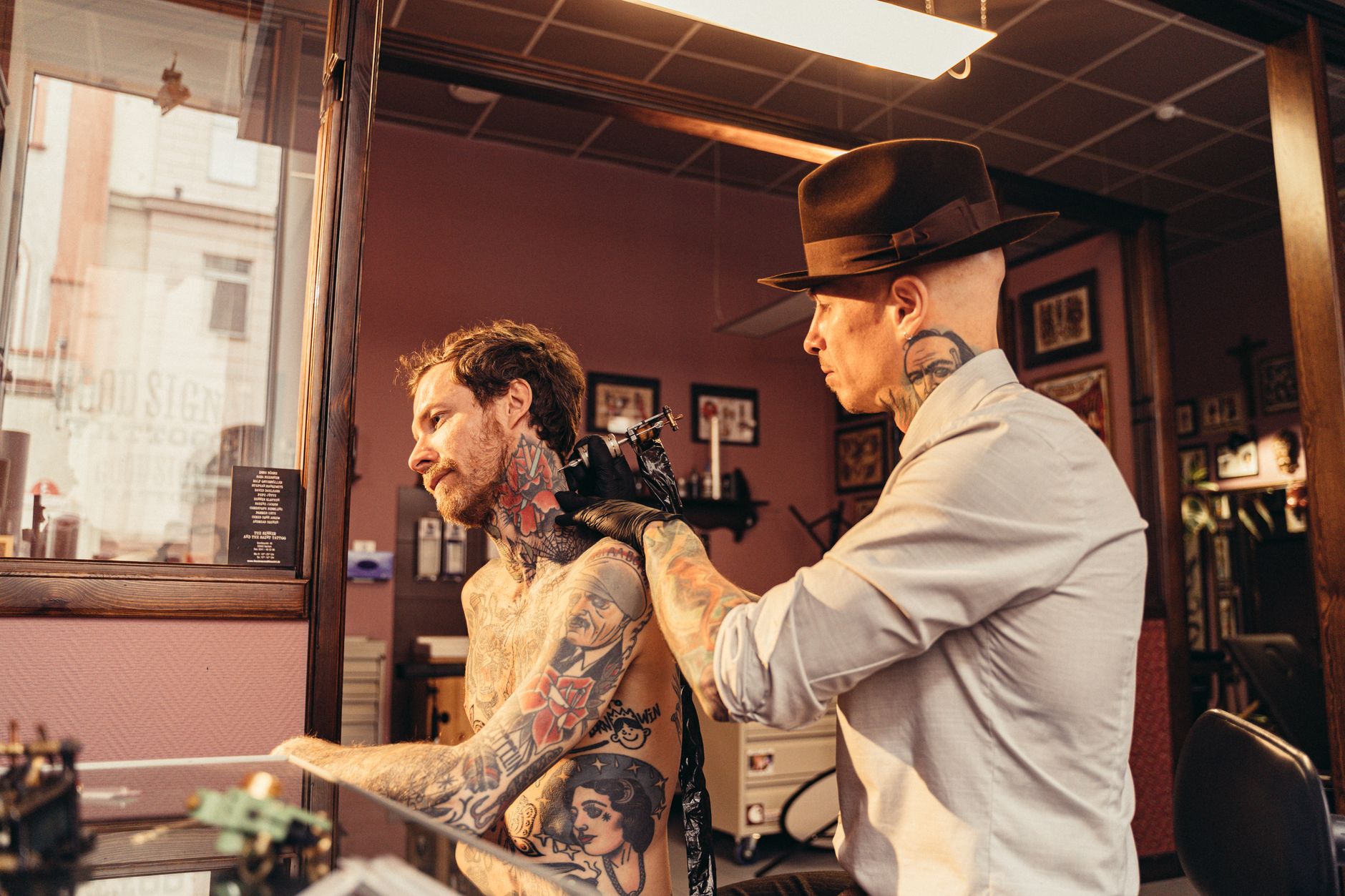 Tatoueur au travail dans un studio au style vintage