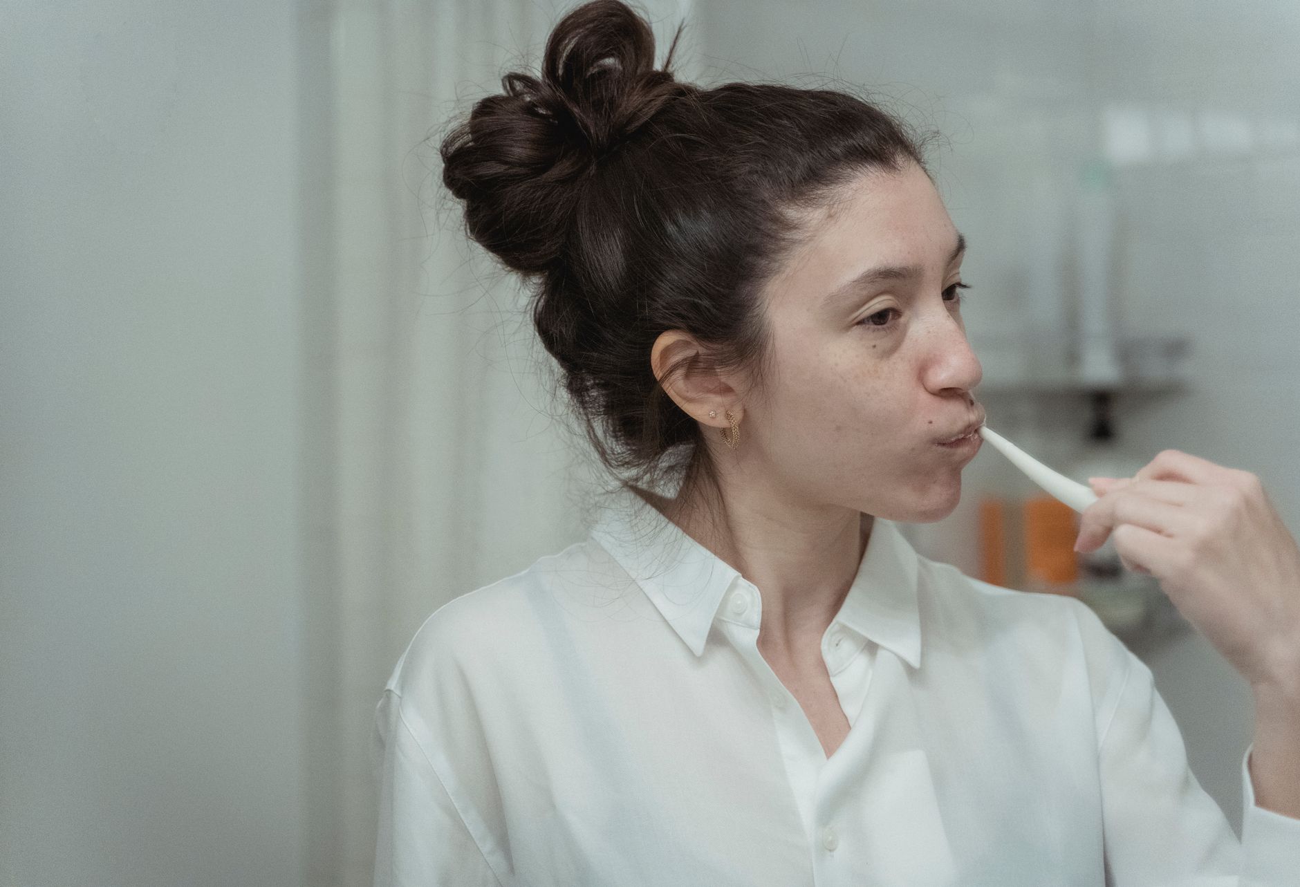 Brossage des dents dans la salle de bains