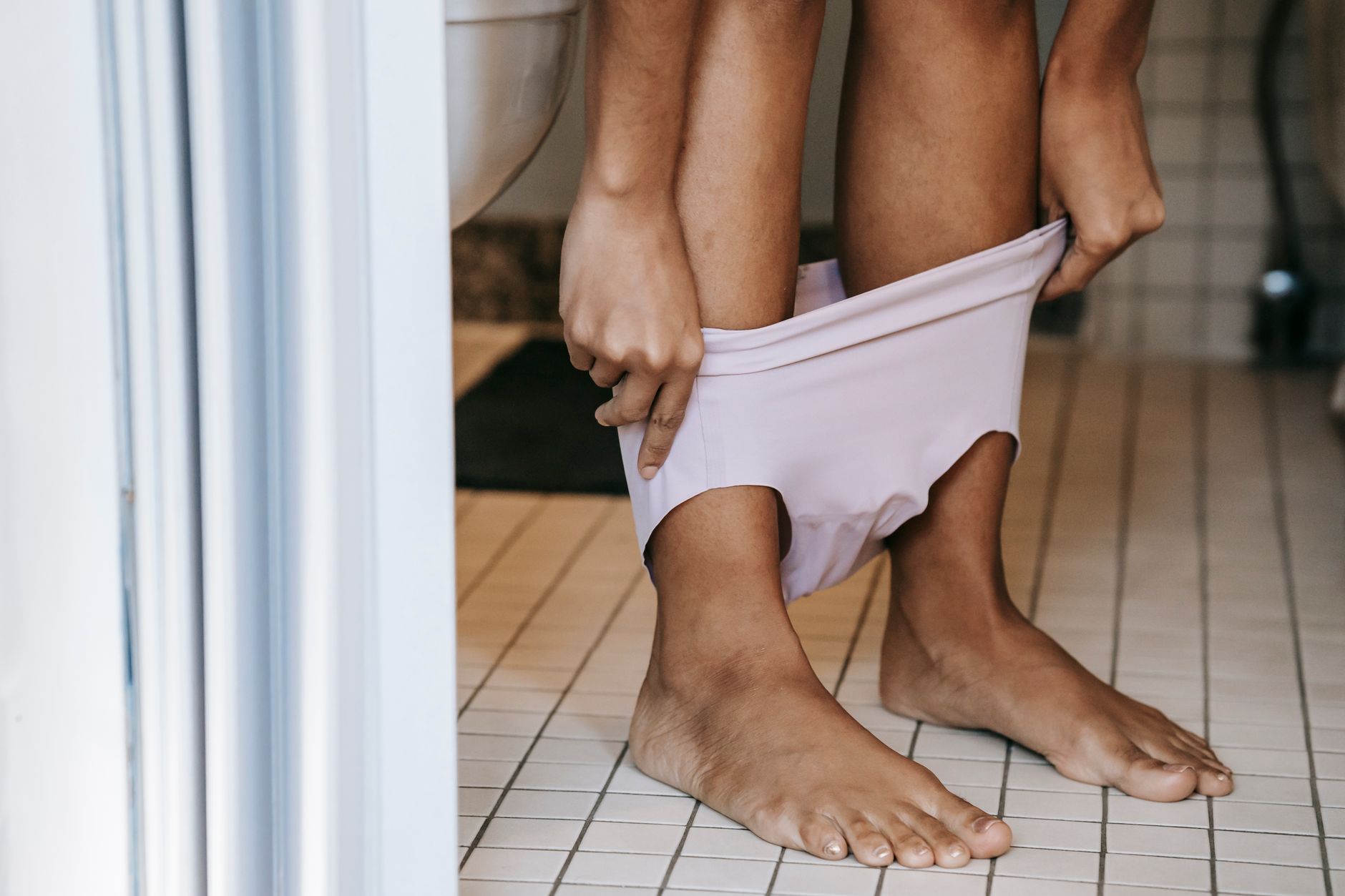 Pieds nus sur un carrelage de salle de bains