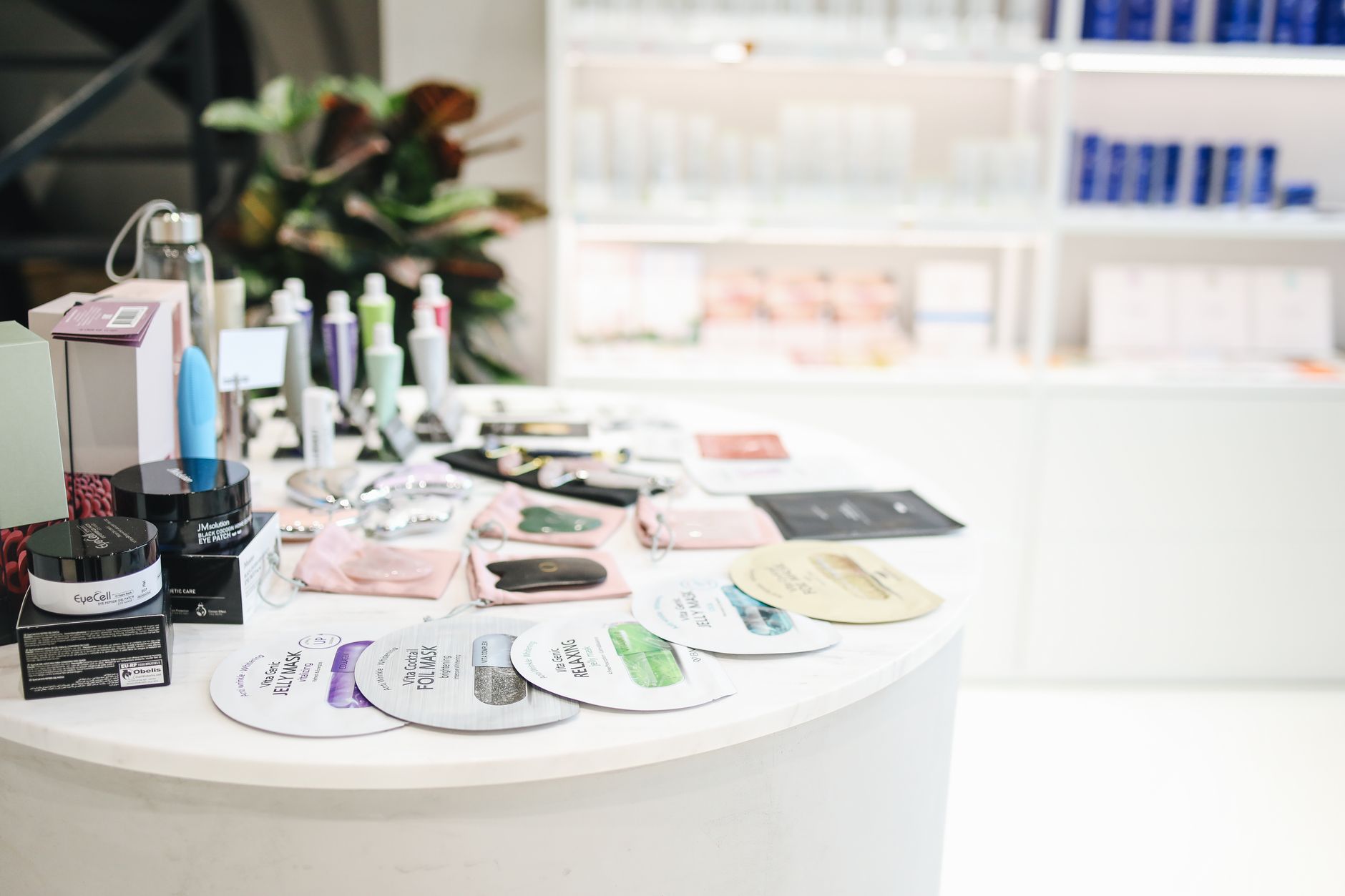 Rayon de produits de soin du visage en pharmacie
